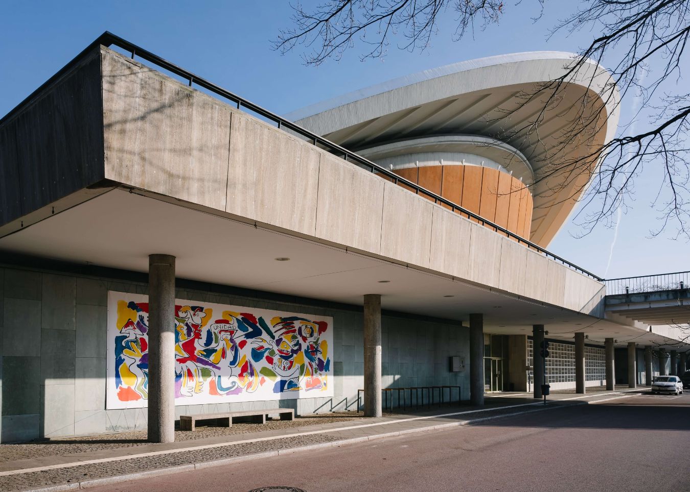 C&eacute;sar Olhagaray,&nbsp;Solidarit&auml;t&nbsp;(1986/2024), Wandgem&auml;lde, Mixed Media auf Leinwand, Reproduktion 3,1 x 9,4 m &copy; VG Bild-Kunst, Bonn 2024, courtesy C&eacute;sar Olhagaray.&nbsp;Installationsansicht der Ausstellung,&nbsp;Haus der Kulturen der Welt (HKW), 2024.
