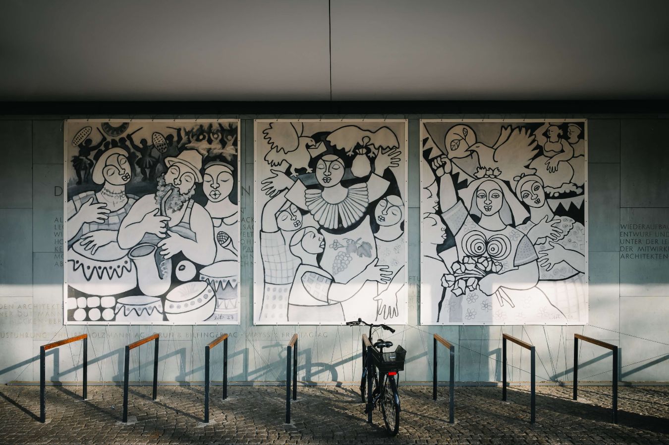 Dito Tembe,&nbsp;Madgermanes&nbsp;(2023), Serie von 8 Reproduktionen von Original-&Ouml;lgem&auml;lden auf Leinwand (Detail), courtesy Dito Tembe. Installationsansicht der Ausstellung,&nbsp;Haus der Kulturen der Welt (HKW), 2024.
