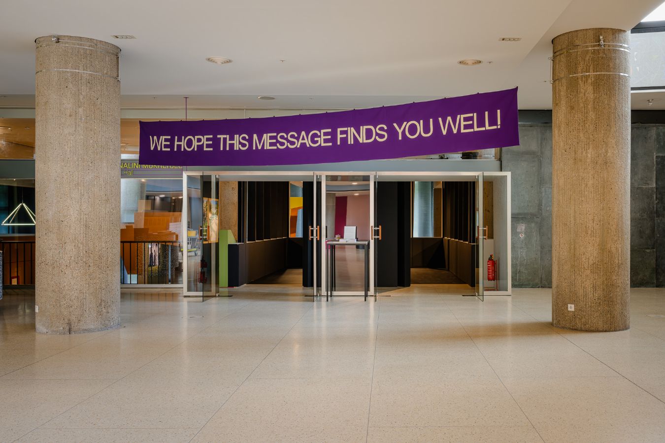 Mona Vătămanu und Florin Tudor in Zusammenarbeit mit Dinu Bodiciu, We Hope This Message Finds You Well!&nbsp;(2025), Stoffbanner
