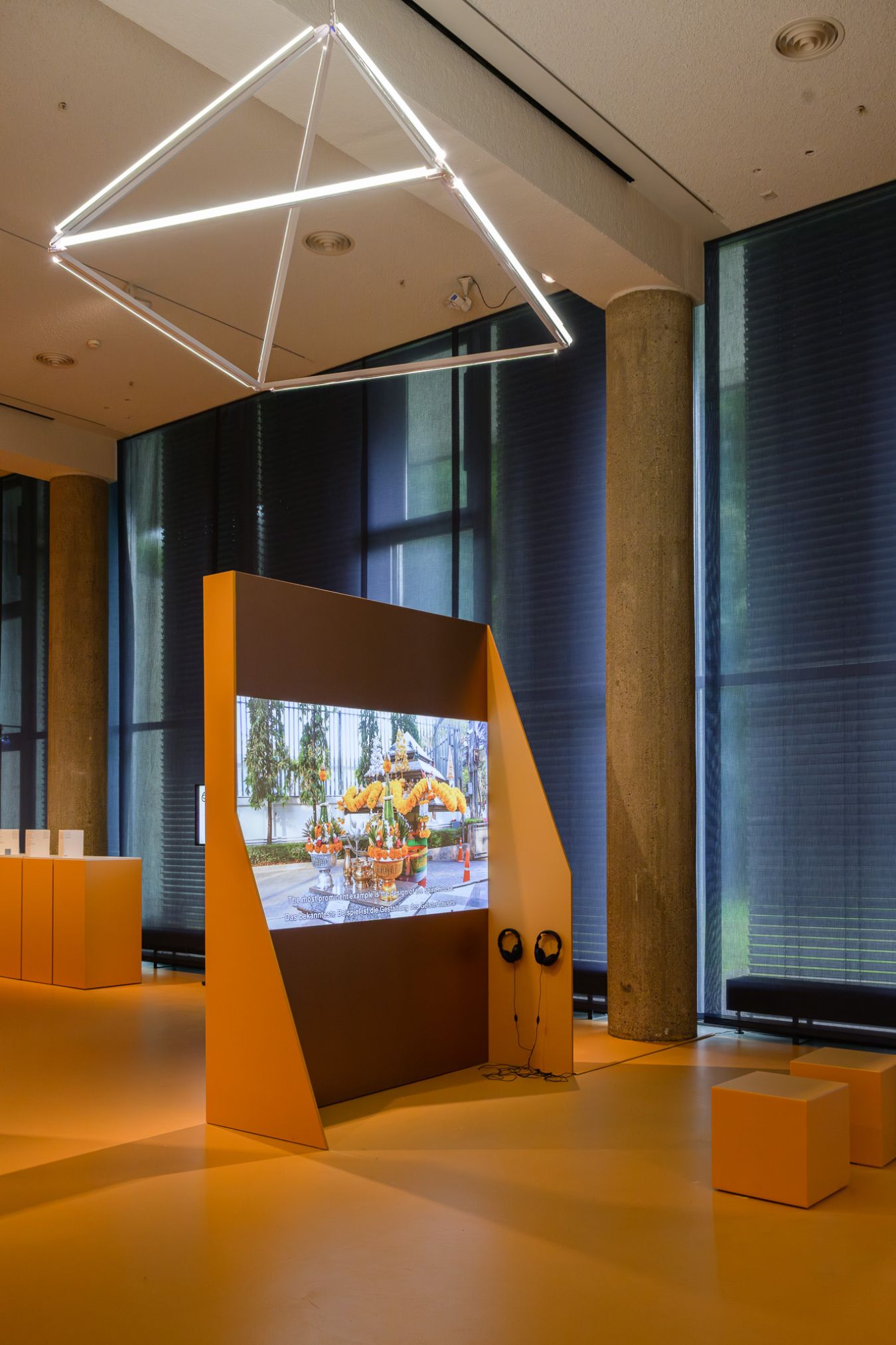 Chulayarnnon Siriphol, Myth of Modernity (2014), 1-Kanal-Video, Farbe, Ton, 16&#39;;&nbsp;Myth of Modernity&nbsp;(2014),&nbsp;Lichtskulptur, 145 &times; 145 &times; 100 cm
