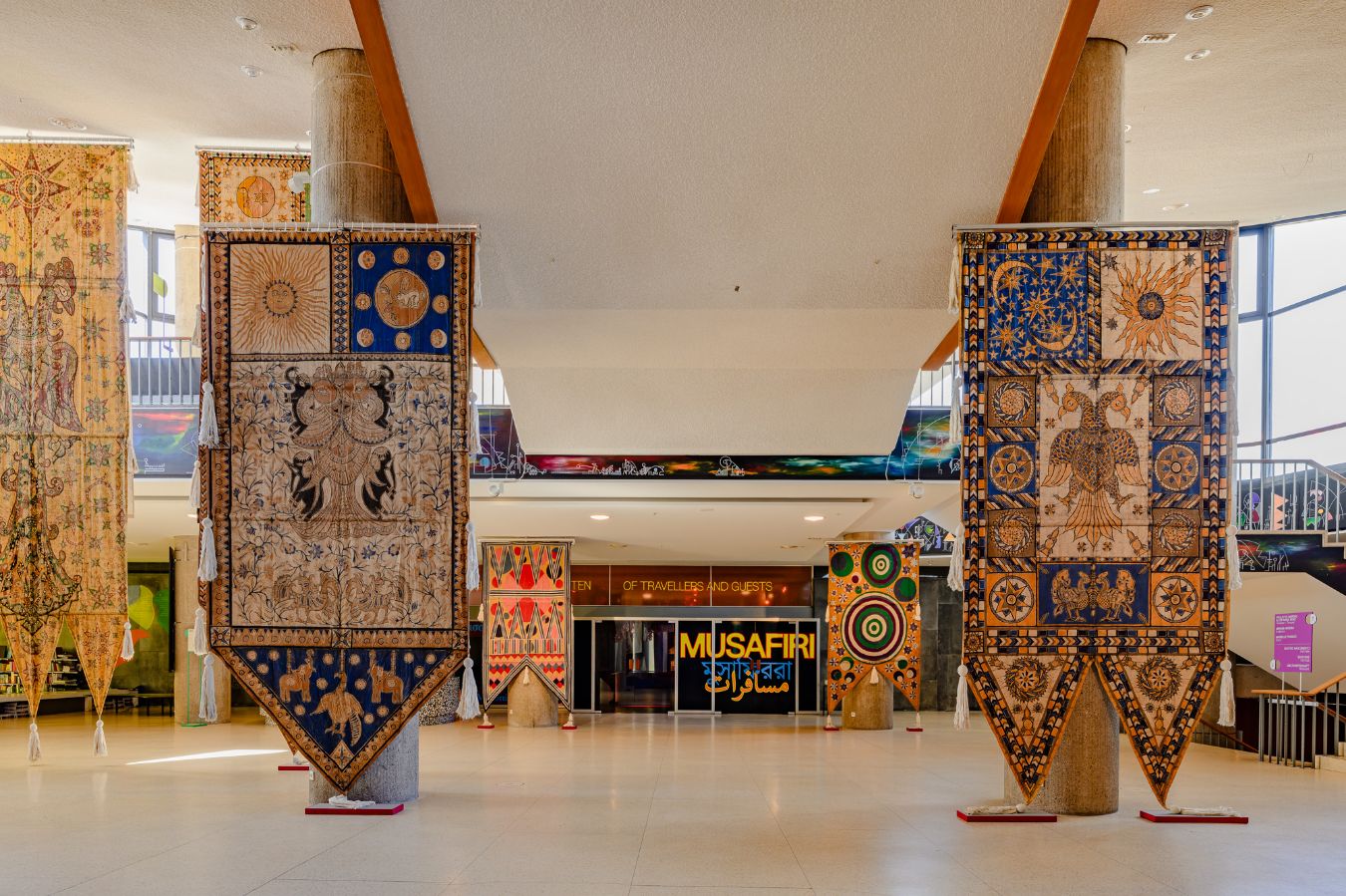 Banner von Ena de Silva, Wachsbatik auf Stoff, verschiedene Entstehungsjahre, Sylvia Winter Foyer