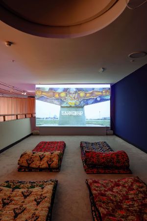 Saodat Ismailova, 18,000 World (18,000 Welten, 2023), 1-Kanal-Video, 30&#39; (Videostill). Courtesy Saodat Ismailova, Installationssansicht, Haus der Kulturen der Welt (HKW), 2023, Ausstellungsdesign: 2050+
