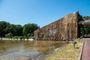 Ibrahim Mahama,&nbsp;IN THE GARDEN&nbsp;(2023), installation of historical hand-woven fabrics, synthetic cotton, 19.6 x 4.5 x 19.1 x 9.1 m (Anna Seghers and Semra Ertan Gardens). Courtesy of the artist; Apalazzo Gallery, Brescia; White Cube Gallery, London, Hong Kong, New York, Paris, West Palm Beach; and Red Clay Studio, Tamale. Installation view of the exhibition, Haus der Kulturen der Welt (HKW), 2023.
