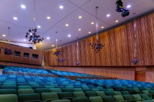 Oscar Murillo, My name is Belisario (2015), sound installation in eighteen languages, eighteen sound recordings including Spanish, English, Igbo, Somali, and Farsi, approx. 15 minutes each. Courtesy of the artist. Installation view of the exhibition, Haus der Kulturen der Welt (HKW), 2023.
