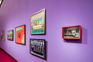 Albert Artwell, Judgement Day (1979), painting, oil on hardboard, 60 x 116 cm. Courtesy of the David Boxer/Onyx Foundation. Abdias Nascimento, Ba&iacute;a de Sangue (Luanda) (Bay of Blood (Luanda)) (1996), painting, acrylic on canvas, 80 x 100 cm.&nbsp;Courtesy Instituto de Pesquisas e Estudos Afro-Brasileiros IPEAFRO Museu de Arte Negra. Albert Artwell, Untitled (Red, Green and Gold Boat) (o. J.), painting, acrylic on hardboard, 62 x 62 cm; Untitled (Black Star Liner) (o. J.), painting, oil on canvas, 48 x 64 cm. Courtesy of Josef Forstmayr. Jasmine Thomas-Girvan, Babylon&#39;s Fortune foretold...But what about us? (2022), nstallation, transparent film, wood, 22.6 x 29 x 7.5 cm. Courtesy of the artist. Installation view of the exhibition, Haus der Kulturen der Welt (HKW), 2023.
