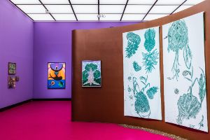 Lizette Nin, Trails (2021/23), prints, paint on fabric, 120 x 260 cm. Courtesy of the artist. Everald Brown, Cotton Duppy Tree (1994), painting,mixed media on canvas, 82 x 62 cm. Courtesy National Gallery of Jamaica, Kingston. Maria Auxiliadora, Samba (1969), painting, mixed media on canvas, 49.7 x 64.6 cm. Courtesy Mus&eacute;e d&#39;Art Na&iuml;f et des Arts Singuliers, Laval; Untitled (1972), painting, mixed media on canvas, 19 x 26 cm; Untitled (1974), painting, gouache on cardboard glued to eucatex, 50.5 x 67 cm. Courtesy of Estate Maria Auxiliadora und Mendes Wood DM,&nbsp;S&atilde;o Paulo, Br&uuml;ssel, New York. Abdias Nascimento, Oxunmar&eacute; Ascende (Oshumare Rising) (1972), painting, acrylic on canvas, 152 x 102 cm. Courtesy of Instituto de Pesquisas e Estudos Afro-Brasileiros IPEAFRO Museu de Arte Negra. Installation view of the exhibition, Haus der Kulturen der Welt (HKW), 2023.&nbsp;
