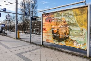 Plakat der Kampagne Was tun mit der Welt?, 2023. Gestaltung: Wolfgang Tillmans auf Basis eines Zitats von Ricardo Domeneck &copy; Haus der Kulturen der Welt.

