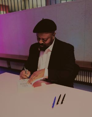 Ben Okri signiert eine Ausgabe seines Buches,&nbsp;The Last Gift of the Master Artists (2022), 11.4.2025

