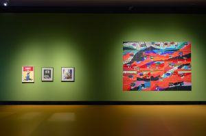 [V.l.n.r.] G&uuml;ls&uuml;n Karamustafa:&nbsp;Painting for poster &ndash; 1977 First of May (in that bloody celebration 36 People Lost their Lives with Gun Fire from the Police) (1977), Mischtechnik auf Papier, gerahmt 84 &times; 62 &times; 5 cm;&nbsp;Soldier (1976), Mischtechnik auf Papier, gerahmt 70.5 &times; 58.5 cm;&nbsp;Window (1980), Mischtechnik auf Papier, gerahmt 73 &times; 66,5 cm; Reminder (2025), Mischtechnik, Ma&szlig;e variabel

