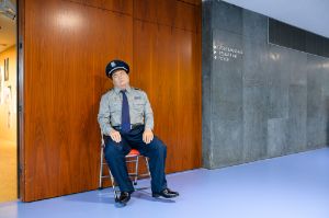 aaajiao,&nbsp;Guard, I&hellip; (2024&ndash;2025), Installation, Silikon, Glasfaser, Kunsthaar, Kleidung, Hocker, 75 &times; 75 &times; 140 cm
