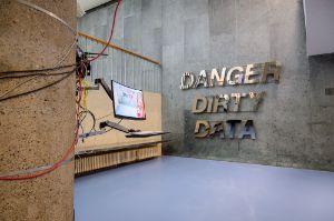 Julia Scher,&nbsp;Danger Dirty Data, Tell Your Story (2025), Mixed-Media-Installation&nbsp;

