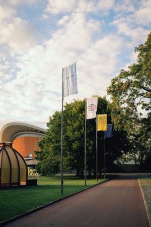Aussenansicht, HKW, 2025, Lawrence Lemaoana, &bdquo;Drapetomania&ldquo;&mdash;The Voices and Idioms Against Fascisms (2025), Polyesterflaggen, je 150 &times; 235 cm
