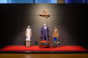 Jane Alexander,&nbsp;Council with emblem (2025), bestehend aus: Monitor (2023), Mischtechnik, gefundene und geschneiderte Kleidungsst&uuml;cke, Metalltr&auml;ger mit Stift, 125 &times; 34 &times; 22 cm;&nbsp;Representative in law enforcement jacket (2006-2014), Polyester, &Ouml;lfarbe, gefundenes Kleidungsst&uuml;ck, gefundener Stuhl, 140 &times; 61,5 &times; 50 cm; Bird in Step Out Tunic (2024), Mischtechnik, gefundene und geschneiderte Kleidungsst&uuml;cke, Metalltr&auml;ger mit Stift, 120 &times; 22 &times; 24 cm;&nbsp;Beast (2003), Polyester, &Ouml;lfarbe, 37 &times; 23 &times; 56 cm; Emblem (2025), wilde Olivenzweige, gefundene Axt, 4 gefundene Macheten, 3 gefundene Sicheln, Lederriemen, 66 &times; 68 &times; 16 cm; Teppich, Wolle, 150 &times; 425 cm
