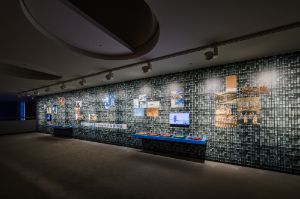 Installationsansicht, Hit Man Gurung und Sheelasha Rajbhandari, A Map of Faded Dreams (2024–25), Cyanotypie-Drucke auf Archivpapier, Siebdrucke auf Baumwolle, Video, Audio, Tapete, Batiken, Maße variabel