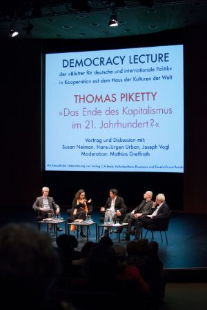 Democracy Lecture: Thomas Piketty. v. l. n. r., Hans-Jürgen Urban, Susan Neiman, Thomas Piketty, Joseph Vogl, Mathias Greffrath