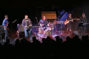 F.S.K.- Ein Haufen Scheiß und ein zertrümmertes Klavier. F.S.K.