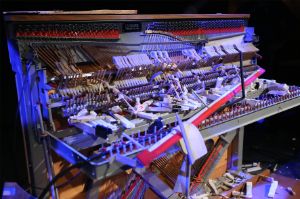 F.S.K.- Ein Haufen Scheiß und ein zertrümmertes Klavier. F.S.K.